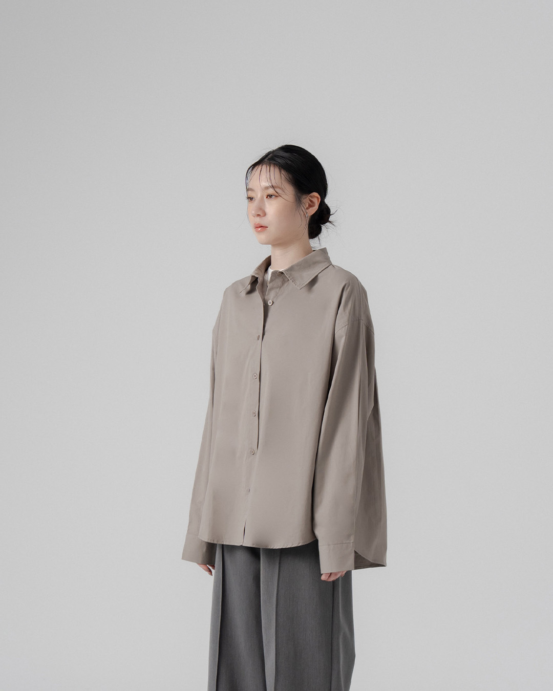 簡約素面設計寬版長袖襯衫-灰