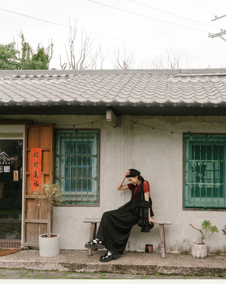 Straight long skirt with three-dimensional wrinkle lining