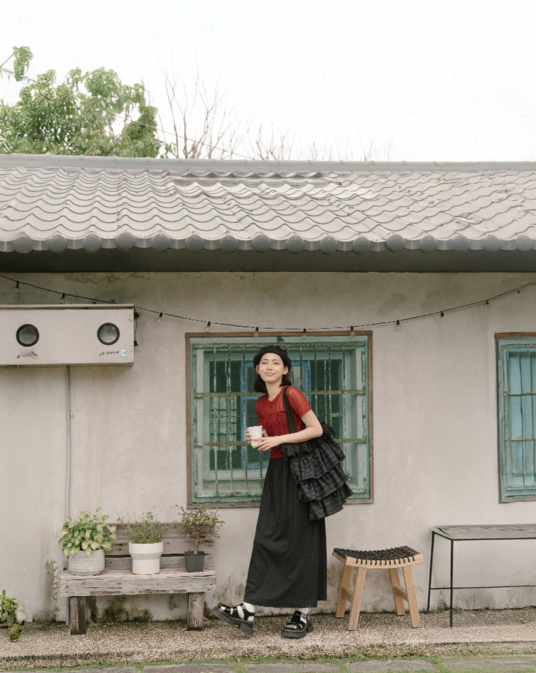 Straight long skirt with three-dimensional wrinkle lining